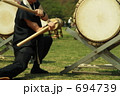 和太鼓をたたく男性