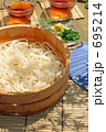 たらい で 食べる冷たい麺類とうちわ　（さぬきうどん）