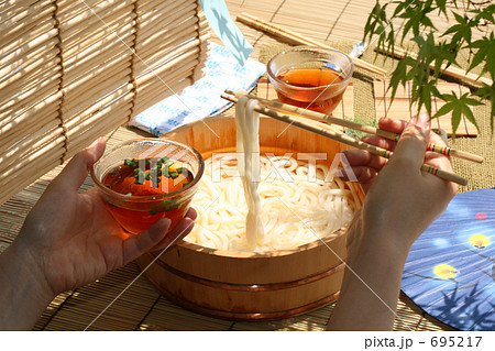 「たらい で 食べる冷たい麺類と団扇　さぬきうどん」の写真素材