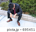 悩むビジネスマン