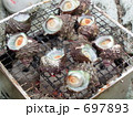 697893