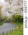 春の小道に咲く桜