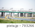 多摩川で遊ぶ家族