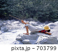 昼寝をする少年