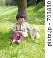 木陰の子供と子犬