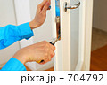 扉を修理する手