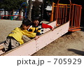 すべり台で仲良く遊ぶ