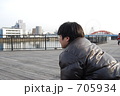 公園で待つ男性の背中