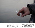 煙草を持つ手