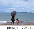 夏の渚で水遊び