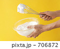 泡だて器を持つ手