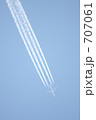 ４基のエンジンから出る飛行機雲