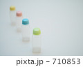 お弁当用のカラフルなタレびん