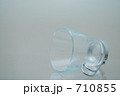 倒れたガラスのカフェカップ