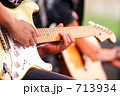 713934