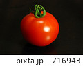 716943
