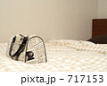 ベッドの上のボストンバッグ