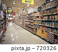 スーパーの商品陳列棚