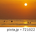 朝日を浴びるサーファー