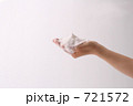 素材ナンバー 721572 : 「泡と女性の手の表情　クレンジング・スキンケア」