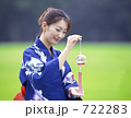 風鈴を持つ浴衣の女性