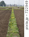722949