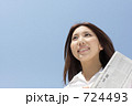 英字新聞を持つ女性