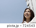 英字新聞を持つ女性
