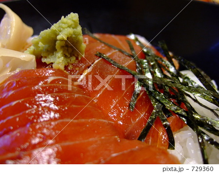 「鉄火丼 マグロ丼 緑色 」の写真素材