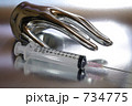 手と注射器