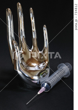 「手と注射器」の写真素材