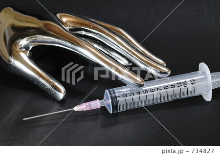 「手と注射器」の写真素材