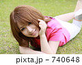 芝生に寝転ぶ女性