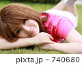 芝生に寝転ぶ女性