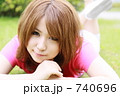 芝生に寝転ぶ女性