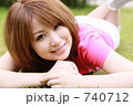 芝生に寝転ぶ女性
