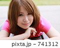 ベンチに寝そべる女性