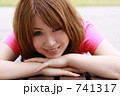 ベンチに寝そべる女性