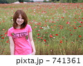 お花畑の前の女性