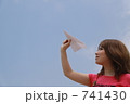 紙飛行機を飛ばす