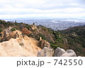 六甲山のロックガーデンと大阪湾の街並み