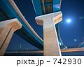 742930