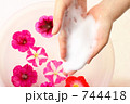 美容イメージ　花の癒しと　女性の手のひらの泡