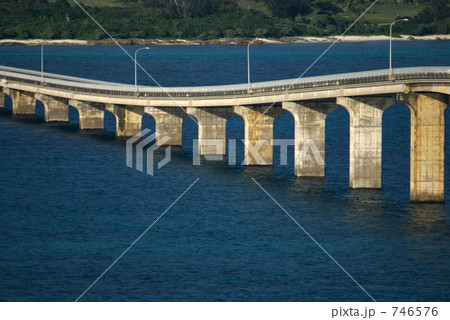 「来間大橋 海 架け橋 太平洋 」の写真素材 「来間大橋 海 架け橋 太平洋 」の写真素材