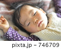 暖かい室内ですやすや昼寝する１歳の女の子