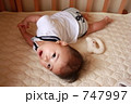 寝返りをする赤ちゃん