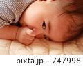 指をくわえる赤ちゃん