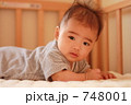 顔をあげる赤ちゃん