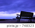 夕暮れのベンチ