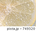 素材ナンバー 749320 : 「炭酸水の中のレモン」